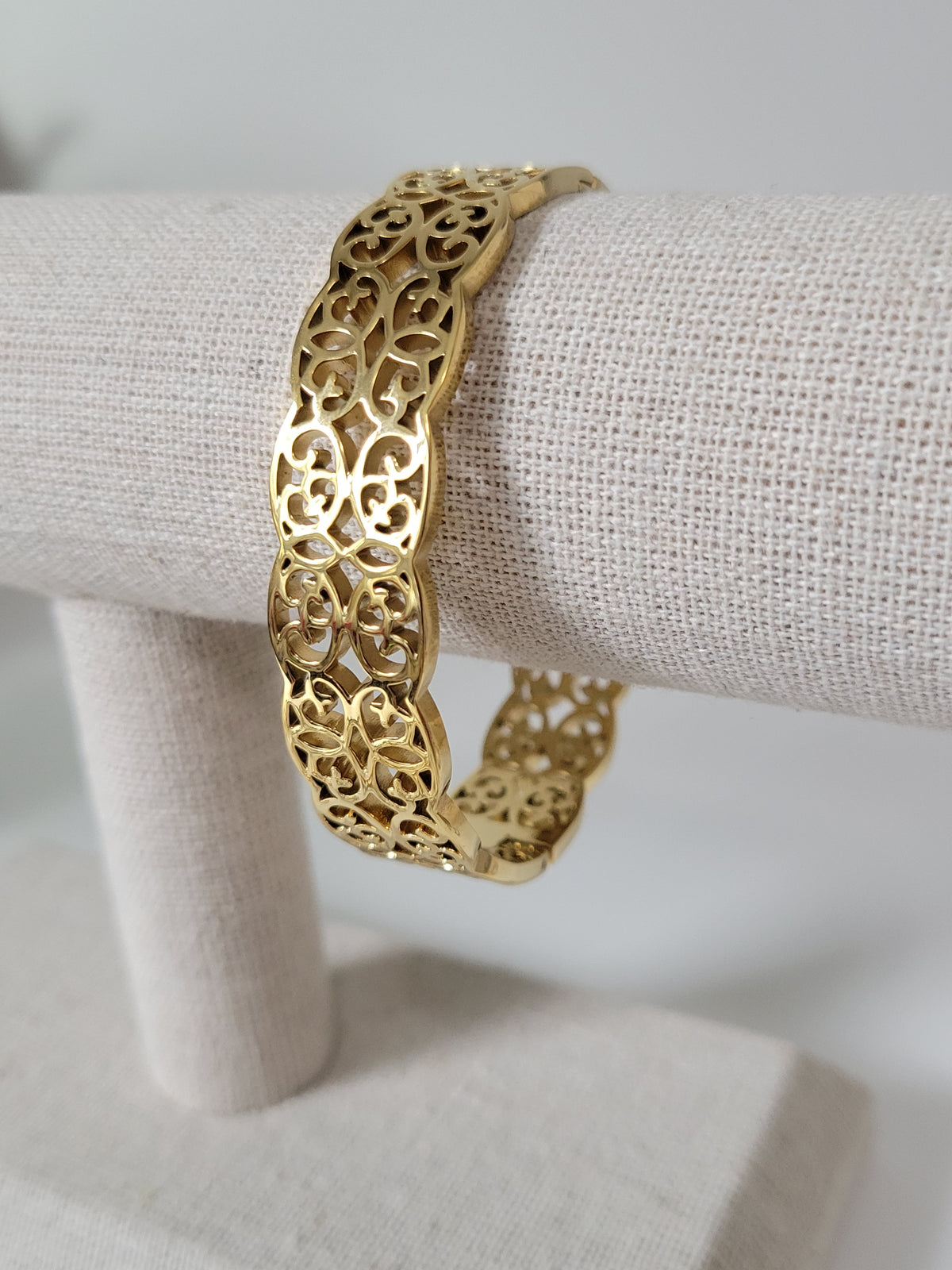 Sophia Gold Lace Hinged Bangle