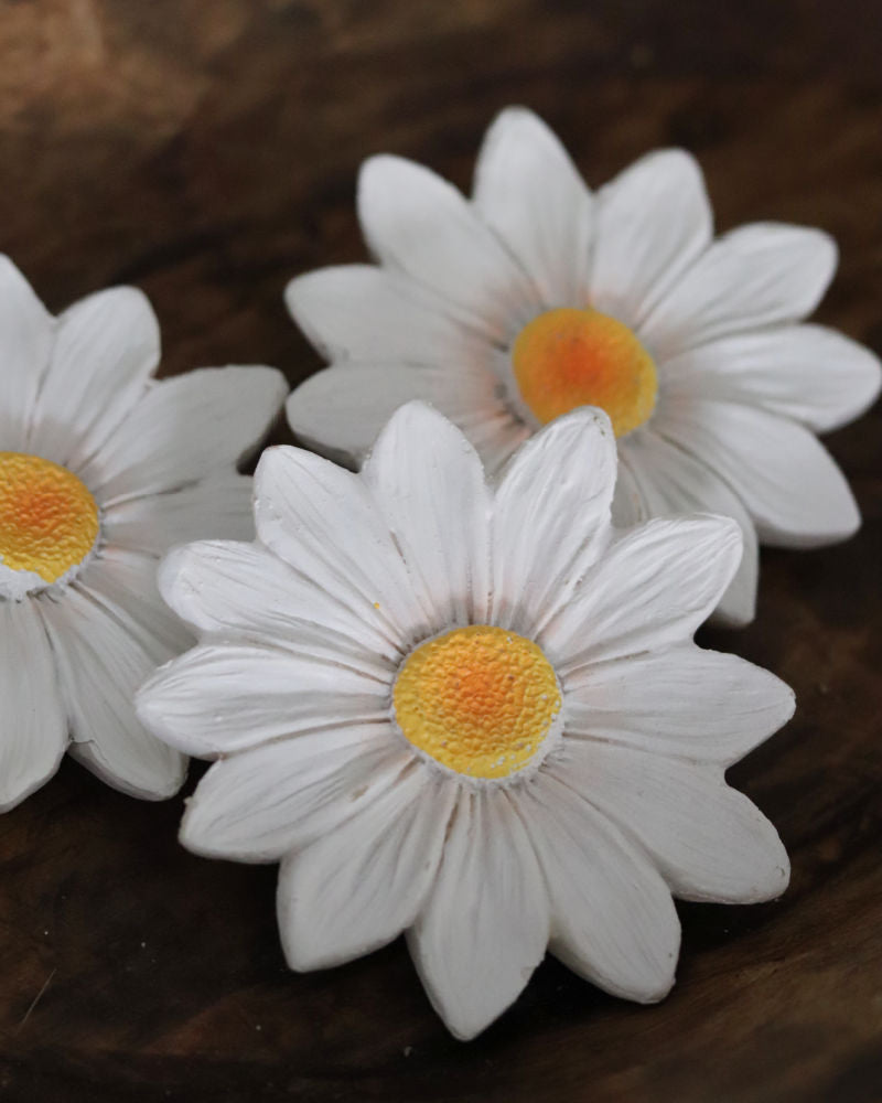 Mini White Resin Daisy