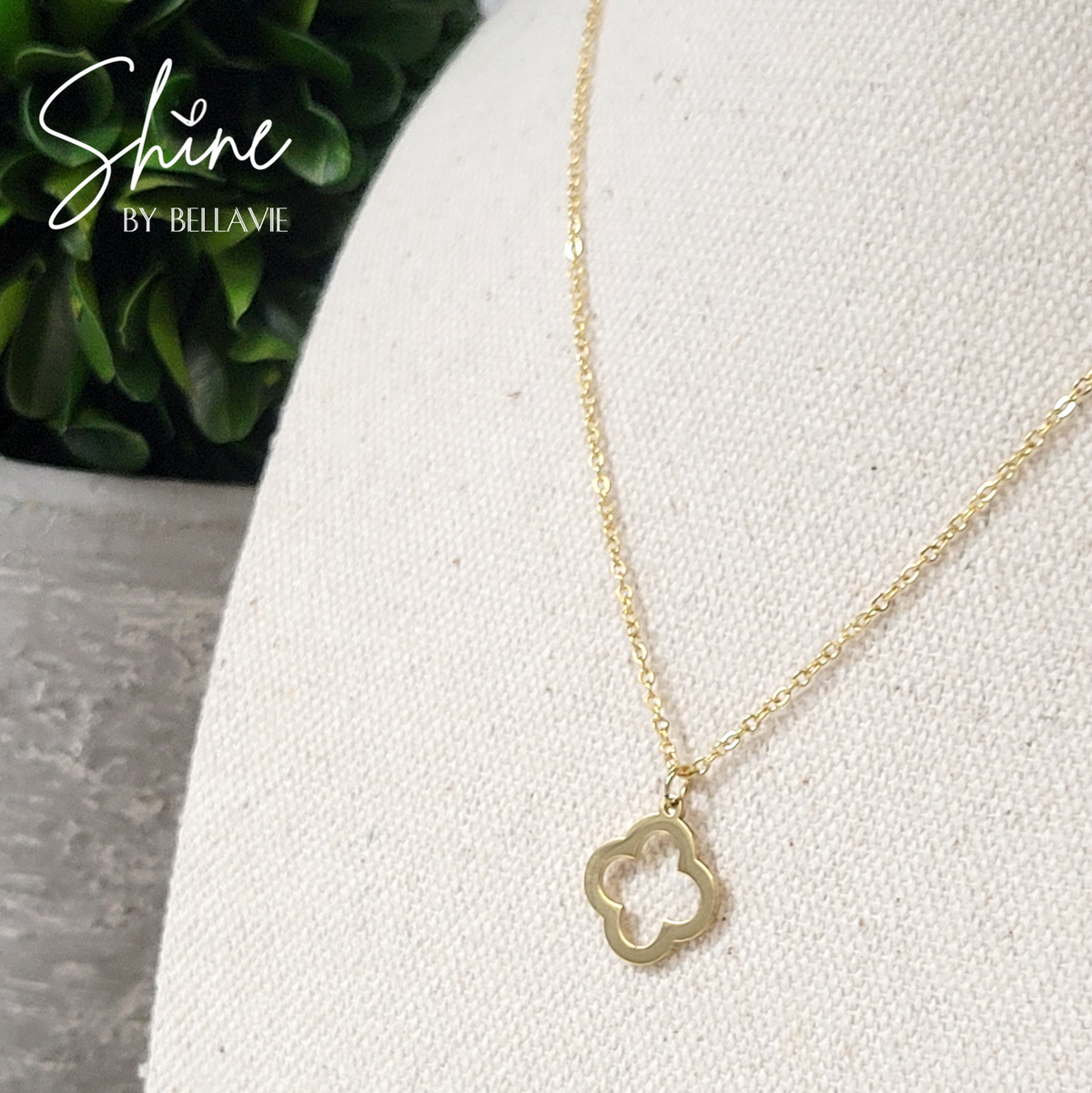 BELLAVIE Quatrefoil Pendant Necklace