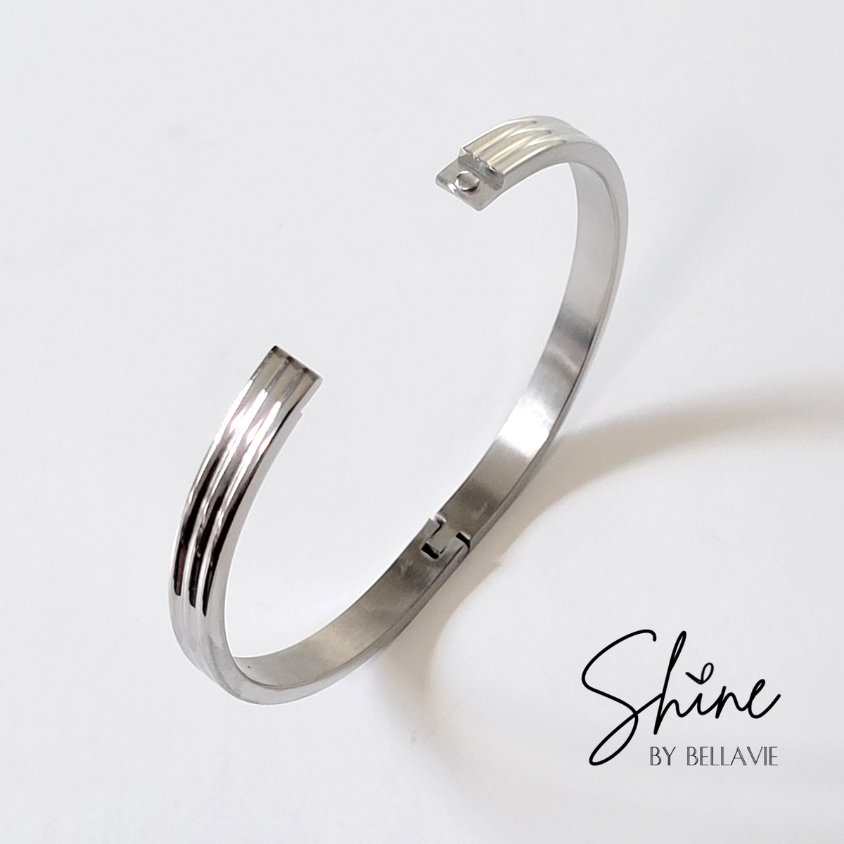 Strada Ribbed Hinged Bangle