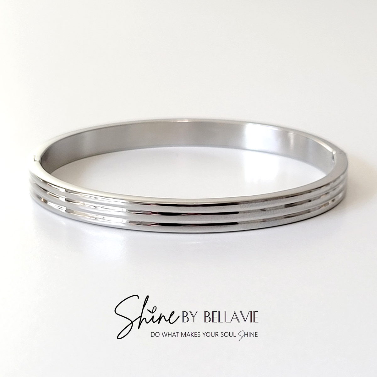 Strada Ribbed Hinged Bangle